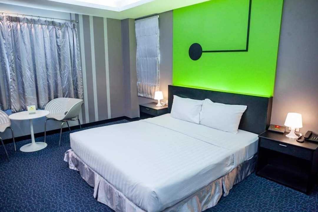 Capital O 75514 Vasidtee City Hotel Suphanburi Esterno foto