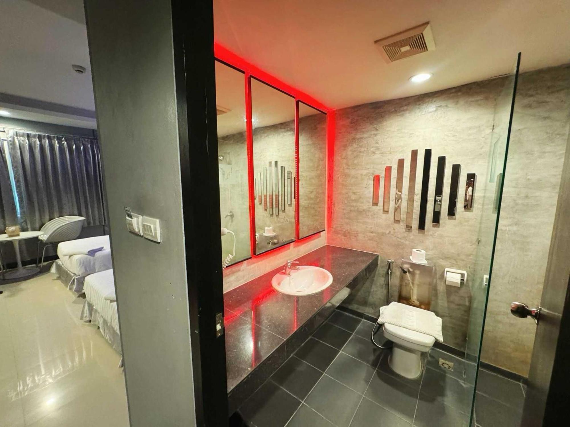 Capital O 75514 Vasidtee City Hotel Suphanburi Esterno foto